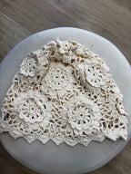 Cappellino crochet centrino