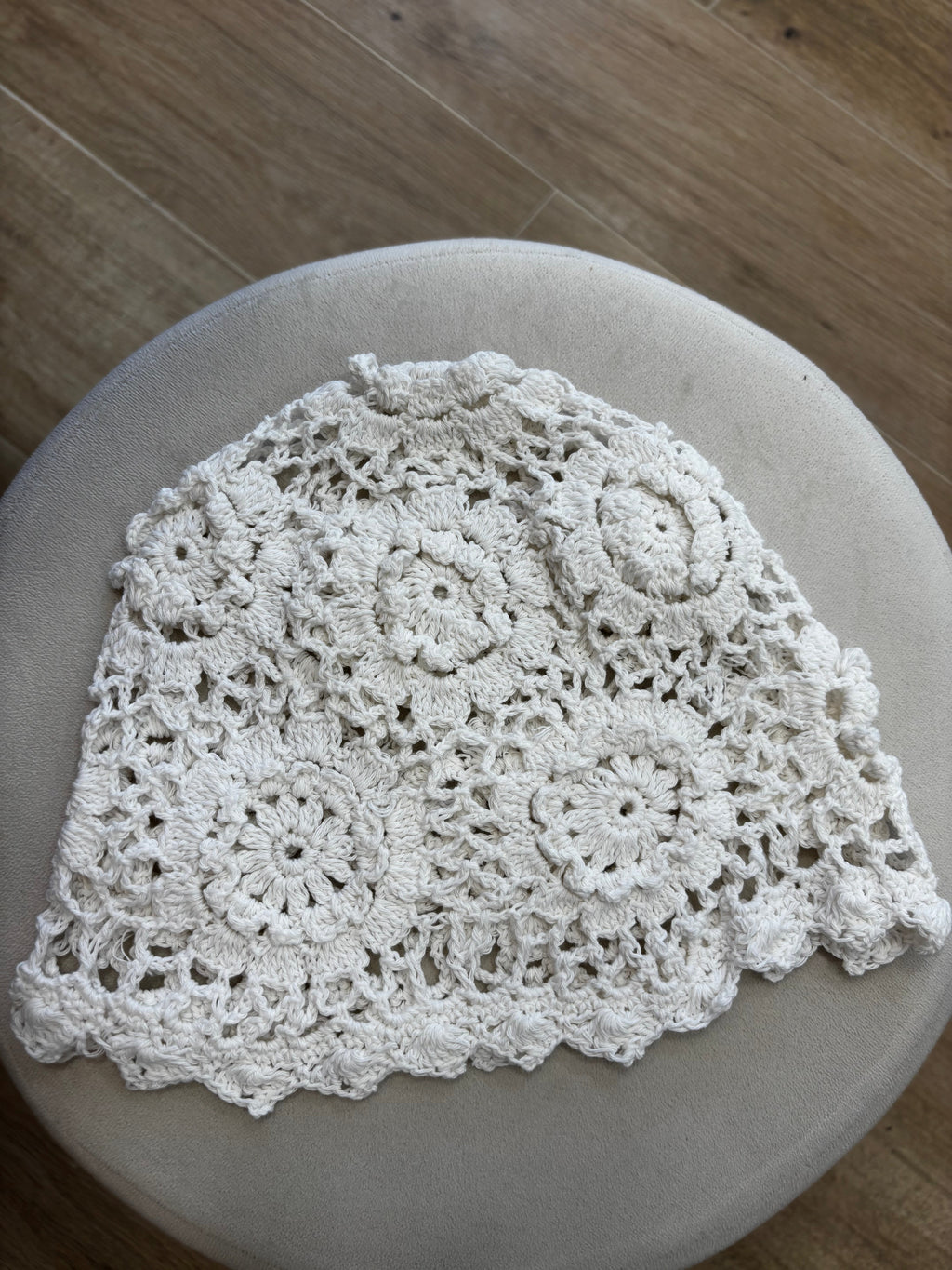 Cappellino crochet centrino