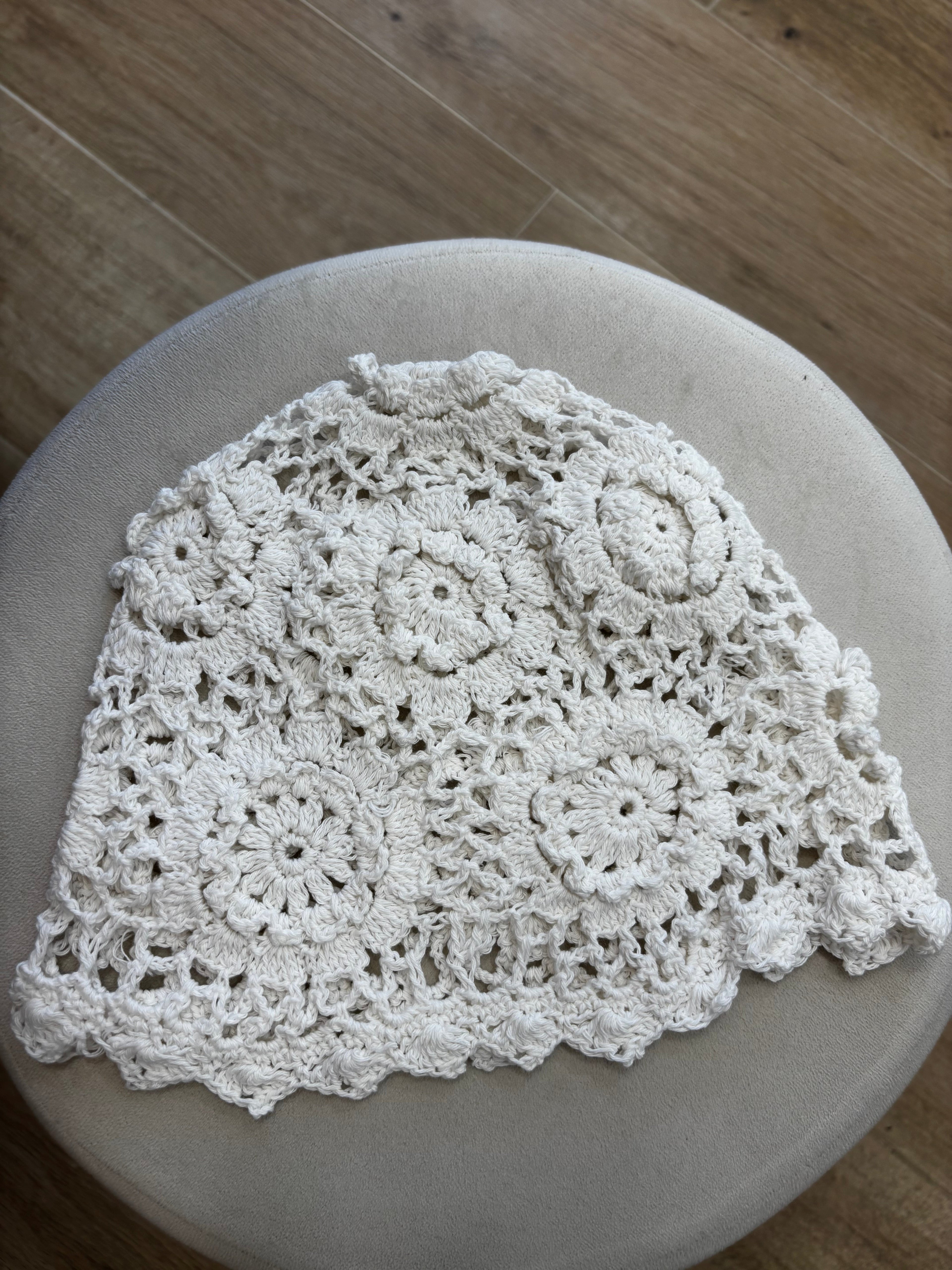 Cappellino crochet centrino
