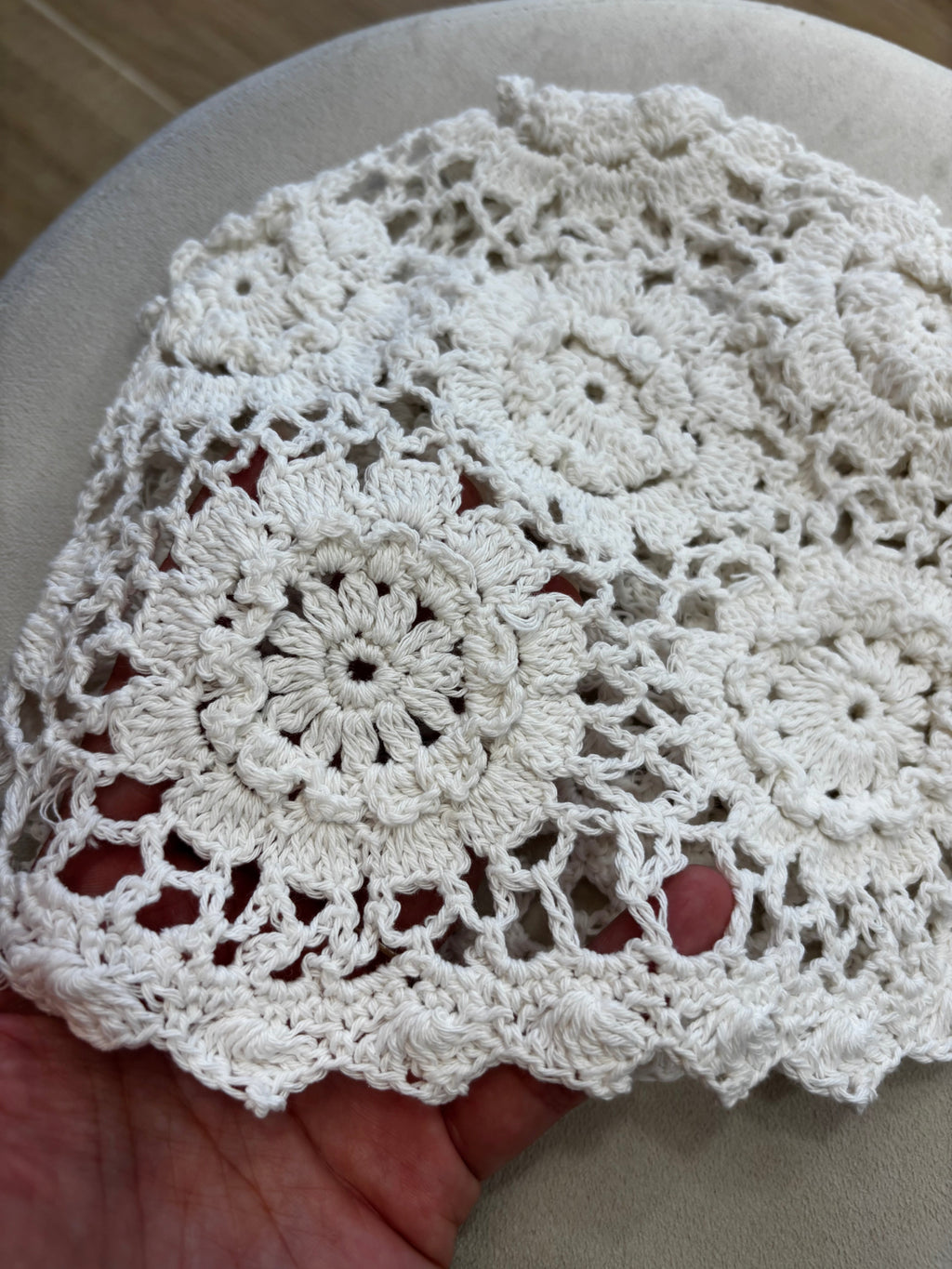 Cappellino crochet centrino
