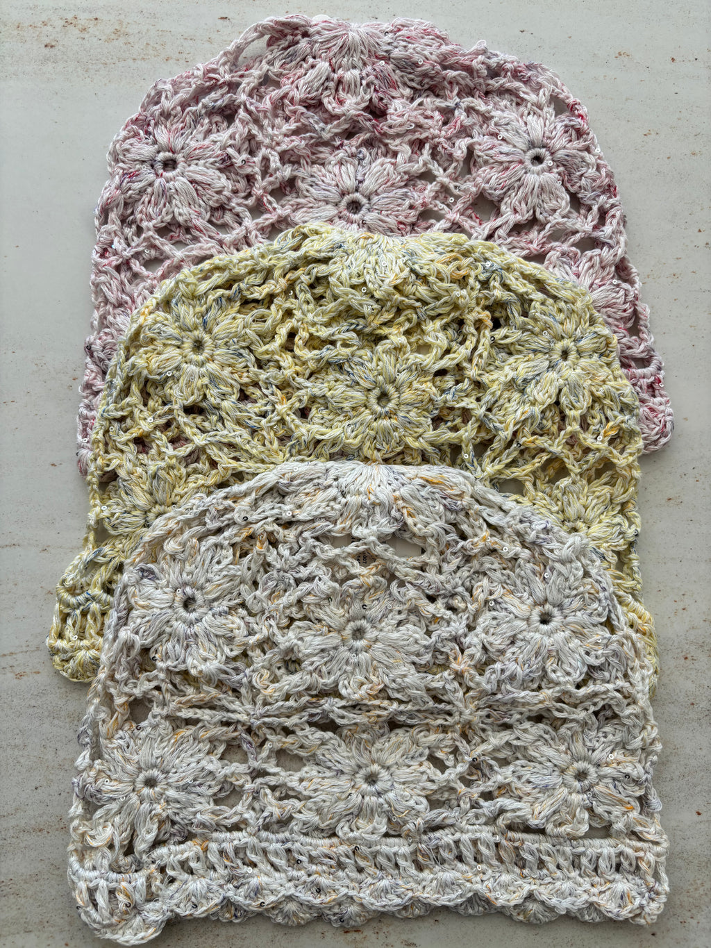 Cappello crochet con fiori