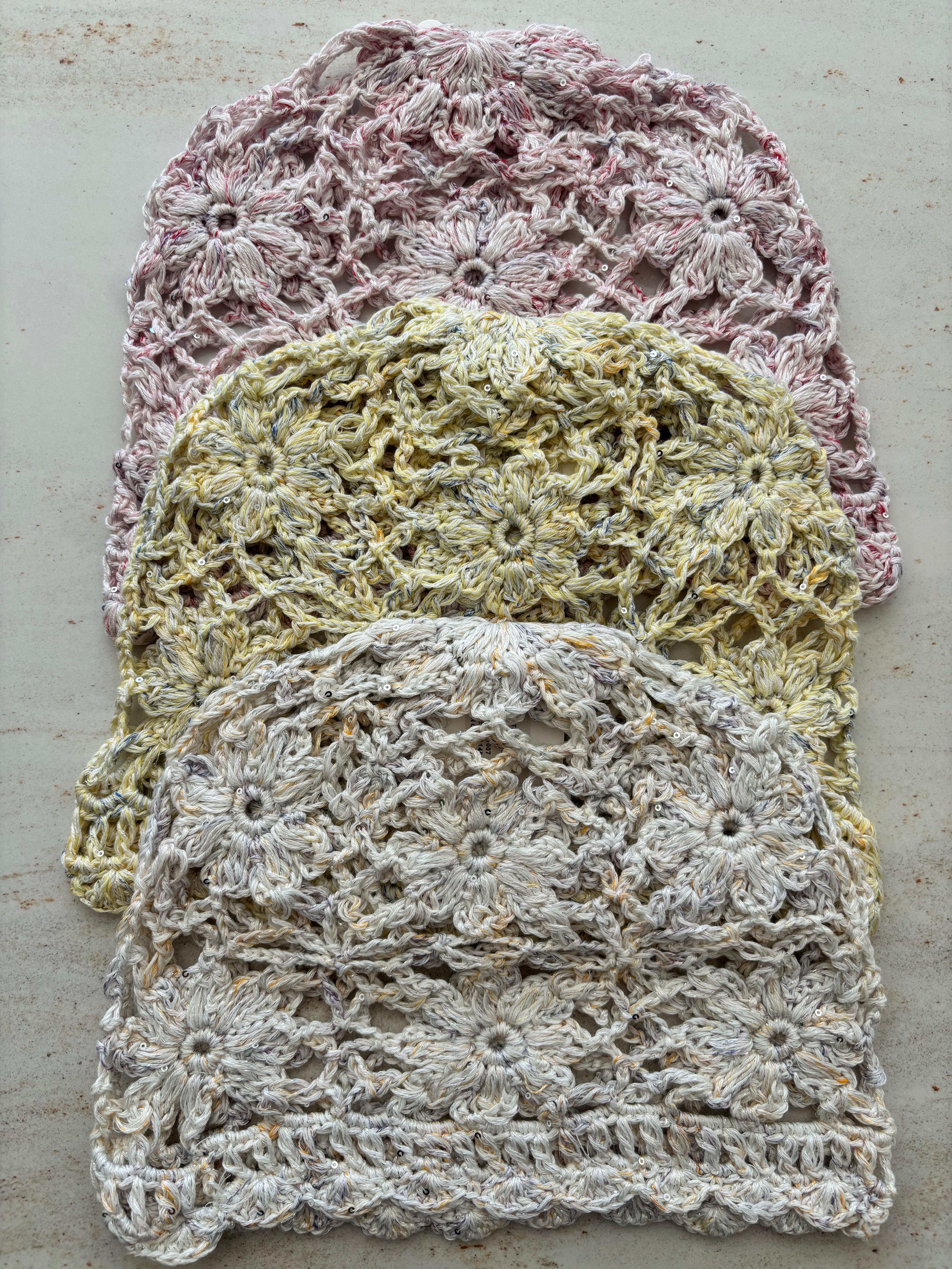Cappello crochet con fiori