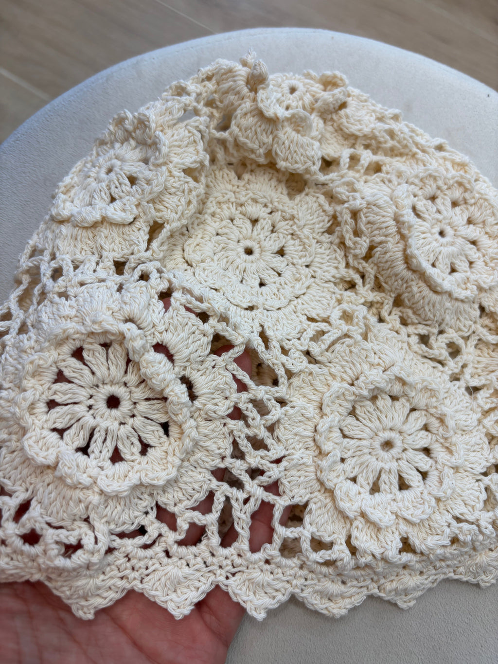 Cappellino crochet centrino
