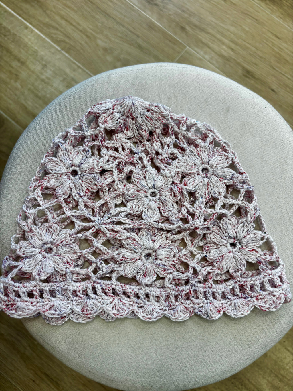 Cappello crochet con fiori