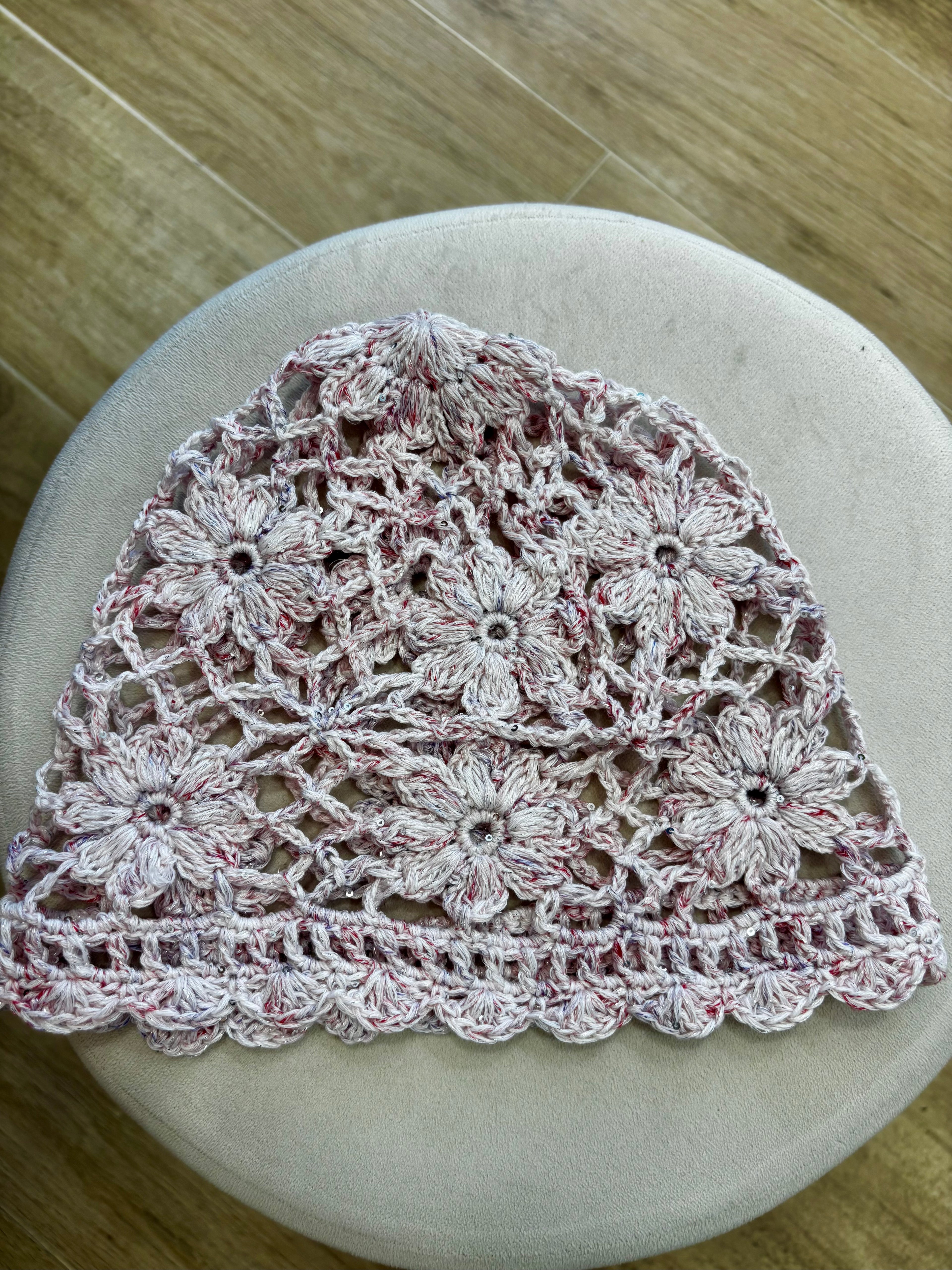Cappello crochet con fiori